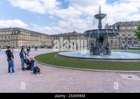 Europa, Deutschland, Baden-Württemberg, Stuttgart, Schlossplatz, Junge Familie vor dem Brunnen am Stuttgarter Schlossplatz Stockfoto