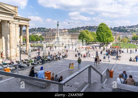 Europa, Deutschland, Baden-Württemberg, Stuttgart, Schlossplatz, Blick über die Treppe am Cube auf den Schlossplatz und das neue Schloss Stockfoto