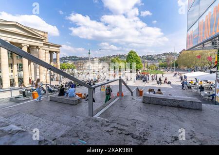 Europa, Deutschland, Baden-Württemberg, Stuttgart, Schlossplatz, Blick über die Treppe am Cube auf den Schlossplatz und das neue Schloss Stockfoto