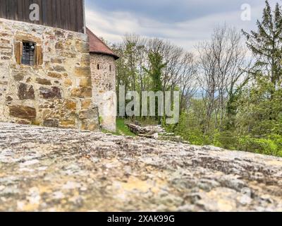 Europa, Deutschland, Baden-Württemberg, Schwäbisch Gmünd, Blick über eine Mauer der Burg Hohenrechberg Stockfoto