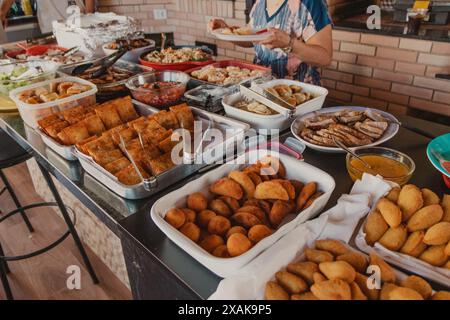 Buffettisch voller abwechslungsreicher Gerichte Stockfoto