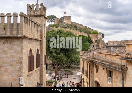 Europa, Spanien, Provinz Valencia, Xativa, Touristen im historischen Schloss Castillo de Xativa Stockfoto