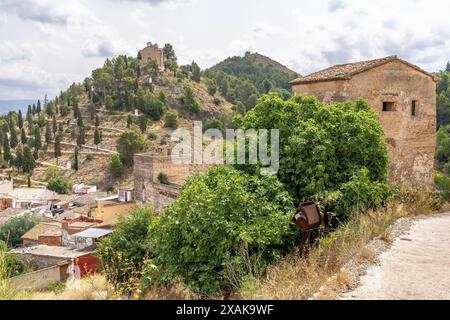 Europa, Spanien, Provinz Valencia, Xativa, Blick über die nördliche Stadtmauer bis zur kleinen Kapelle Calvari Alt Stockfoto