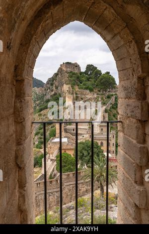 Europa, Spanien, Provinz Valencia, Xativa, Blick durch einen Steinbogen zum Schloss Castillo de Xativa Stockfoto