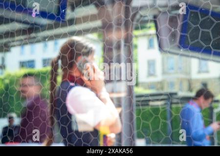 Coburg, Deutschland. Juni 2024. Wabenstrukturen sind im Fenster eines Zuges zu sehen, während ein Zugbegleiter am Telefon auf dem Bahnsteig spricht. Ein besonderes technisches Merkmal des neuen Franken-Thüringer Express sind diese in die Scheiben der Türen und Fenster eingebetteten Muster. Sie sollen einen besseren Radioempfang gewährleisten. Im Bahnhof Coburg wurden die neuen Sechswagen der Baureihe 4462 der Siemens Desiro HC für die Hochgeschwindigkeitsstrecke Nürnberg–Erfurt vorgestellt. Der Franken-Thüringer Express absolvierte dann seine Erstreise. Quelle: Pia Bayer/dpa/Alamy Live News Stockfoto