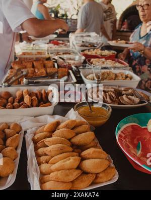 Tisch voller abwechslungsreicher Speisen Stockfoto