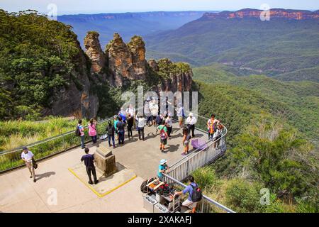 Touristen und Filmcrew am Aussichtspunkt Echo Point machen Fotos von der Felsformation Three Sisters im Blue Mountains National Park, New South W. Stockfoto