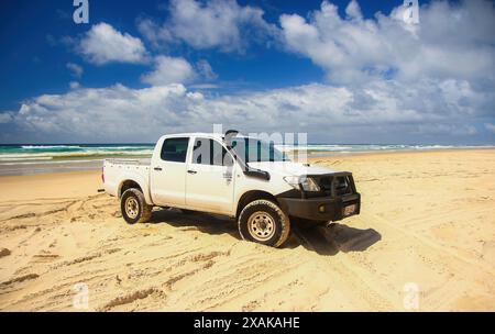 Abholung im Geländewagen auf dem sandigen Highway des 75 km langen Strandes an der Ostküste von Fraser Island, Queensland, Australien Stockfoto