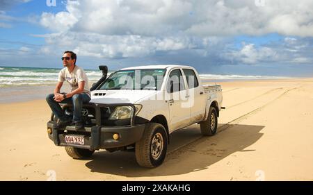 Abholung im Geländewagen auf dem sandigen Highway des 75 km langen Strandes an der Ostküste von Fraser Island, Queensland, Australien Stockfoto