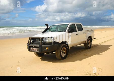 Abholung im Geländewagen auf dem sandigen Highway des 75 km langen Strandes an der Ostküste von Fraser Island, Queensland, Australien Stockfoto