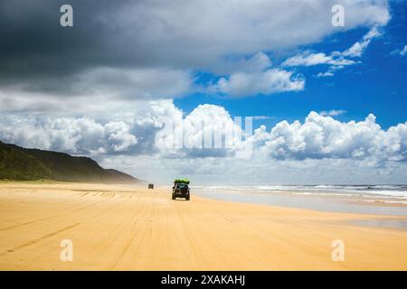 Abholung im Geländewagen auf dem sandigen Highway des 75 km langen Strandes an der Ostküste von Fraser Island, Queensland, Australien Stockfoto