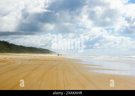Abholung im Geländewagen auf dem sandigen Highway des 75 km langen Strandes an der Ostküste von Fraser Island, Queensland, Australien Stockfoto