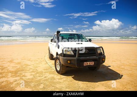 Abholung im Geländewagen auf dem sandigen Highway des 75 km langen Strandes an der Ostküste von Fraser Island, Queensland, Australien Stockfoto