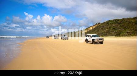 Abholung im Geländewagen auf dem sandigen Highway des 75 km langen Strandes an der Ostküste von Fraser Island, Queensland, Australien Stockfoto