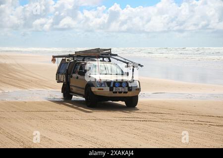 Abholung im Geländewagen auf dem sandigen Highway des 75 km langen Strandes an der Ostküste von Fraser Island, Queensland, Australien Stockfoto
