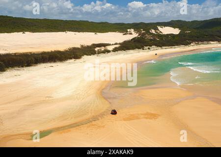 Tropischer Strand des Korallenmeeres, von einem Aussichtspunkt auf dem Indian Head Outcrop, einer Landzunge an der Ostseite von Fraser Island (K'gari) o, gesehen Stockfoto