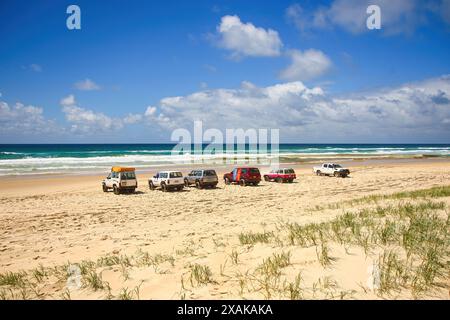 Geländewagen Offroad auf der Strandstrecke von Fraser Island in der Nähe von Indian Head am 75 km langen Strand an der Ostküste der Insel in Queensland, Australien Stockfoto