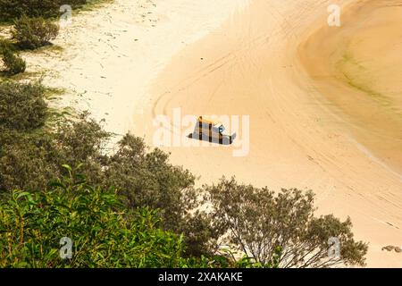 Geländewagen campen am Strand unterhalb von Indian Head, einer Landzunge an der Ostseite von Fraser Island (K'gari) vor der Küste von Queensland, Austr Stockfoto