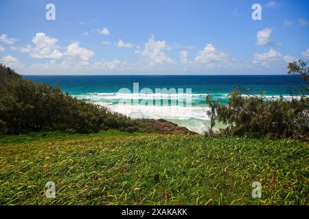 Tropischer Strand des Korallenmeeres, von einem Aussichtspunkt auf dem Indian Head Outcrop, einer Landzunge an der Ostseite von Fraser Island (K'gari) o, gesehen Stockfoto