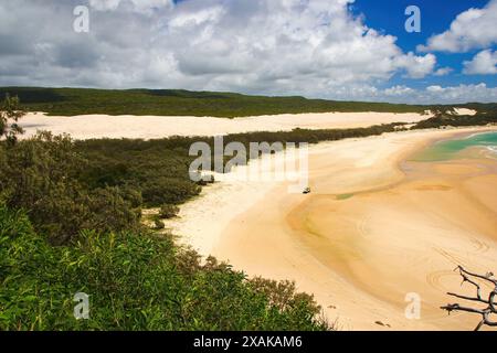 Tropischer Strand des Korallenmeeres, von einem Aussichtspunkt auf dem Indian Head Outcrop, einer Landzunge an der Ostseite von Fraser Island (K'gari) o, gesehen Stockfoto