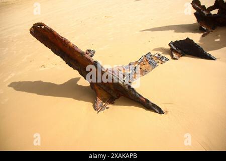 Rostiges, zerbröckelndes Stück des SS Maheno Schiffswracks, halb im Sand des 75 Meilen langen Strandes an der Ostküste von Fraser Island in Queensland, Austra, begraben Stockfoto