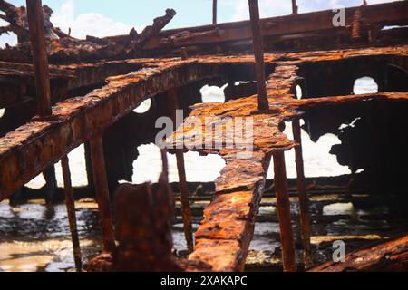 Rostiges, zerbröckelndes Stück des SS Maheno Schiffswracks, halb im Sand des 75 Meilen langen Strandes an der Ostküste von Fraser Island in Queensland, Austra, begraben Stockfoto