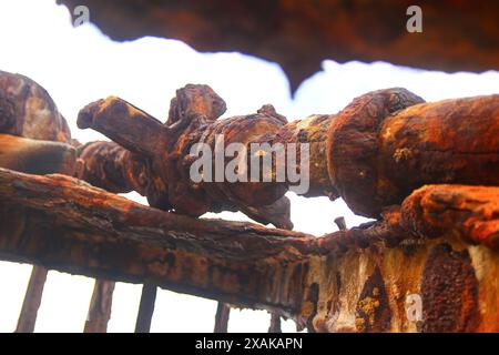 Rostiges, zerbröckelndes Stück des SS Maheno Schiffswracks, halb im Sand des 75 Meilen langen Strandes an der Ostküste von Fraser Island in Queensland, Austra, begraben Stockfoto