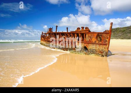 Das Schiffswrack der SS Maheno wurde halb im Sand des 75 km langen Strandes an der Ostküste von Fraser Island in Queensland, Australien, begraben Stockfoto