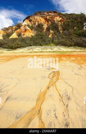 Die Pinnacles sind farbige Sandklippen entlang des 75 km langen Strandes an der Ostküste von Fraser Island, Queensland, Australien - sie sind schon seit langem im Steh Stockfoto