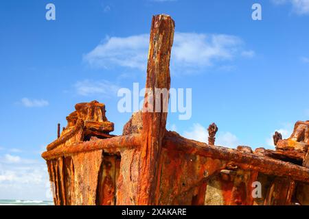 Das Schiffswrack der SS Maheno wurde halb im Sand des 75 km langen Strandes an der Ostküste von Fraser Island in Queensland, Australien, begraben Stockfoto