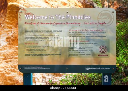 Informationstafel an den Pinnacles, farbenfrohen Sandklippen am 75 Mile Beach an der Ostküste von Fraser Island, Queensland, Australien Stockfoto