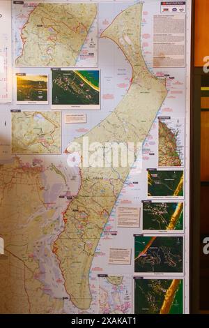 Karte von Fraser Island (K'gari) auf einer Touristeninformationstafel vor der Küste von Queensland in Australien Stockfoto