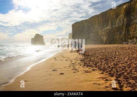 Kalksteinstapel vor der Küste am Gibson Beach im Twelve Apostles Marine National Park entlang der Great Ocean Road in Victoria, Australien Stockfoto