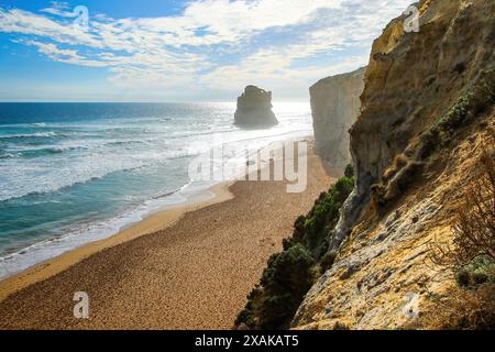 Kalksteinstapel vor der Küste am Gibson Beach im Twelve Apostles Marine National Park entlang der Great Ocean Road in Victoria, Australien Stockfoto