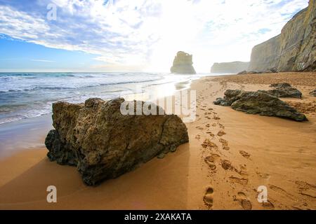 Kalksteinstapel vor der Küste am Gibson Beach im Twelve Apostles Marine National Park entlang der Great Ocean Road in Victoria, Australien Stockfoto