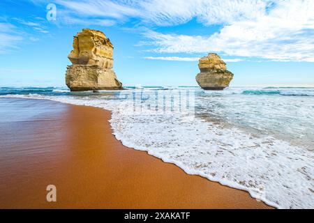 Kalksteinstapel vor der Küste am Gibson Beach im Twelve Apostles Marine National Park entlang der Great Ocean Road in Victoria, Australien Stockfoto