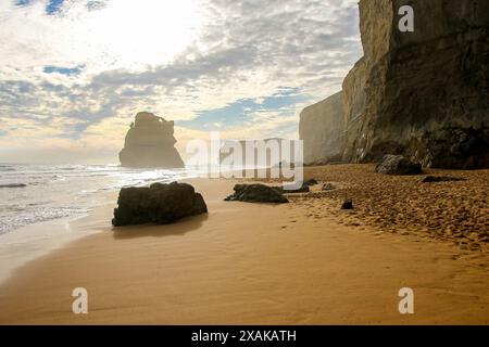 Kalksteinstapel vor der Küste am Gibson Beach im Twelve Apostles Marine National Park entlang der Great Ocean Road in Victoria, Australien Stockfoto