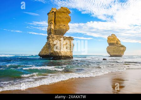 Kalksteinstapel vor der Küste am Gibson Beach im Twelve Apostles Marine National Park entlang der Great Ocean Road in Victoria, Australien Stockfoto