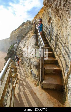 Treppenaufgang auf der Klippe von Gibson führt zum Twelve Apostles Marine National Park entlang der Great Ocean Road in Victoria, Australien Stockfoto