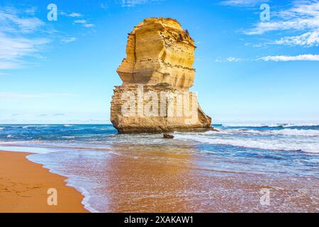 Kalksteinstapel vor der Küste am Gibson Beach im Twelve Apostles Marine National Park entlang der Great Ocean Road in Victoria, Australien Stockfoto