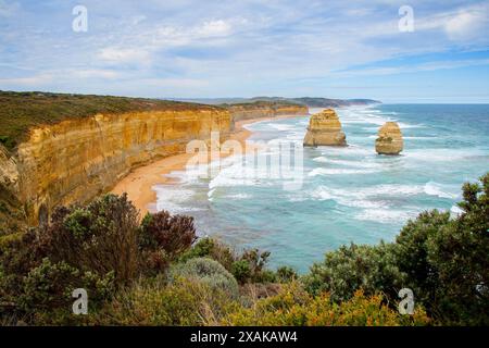 Vor der Küste liegende Kalksteinstapel am Gibson Beach, vom Castle Rock im Twelve Apostles Marine National Park entlang der Great Ocean Road in Victor aus gesehen Stockfoto