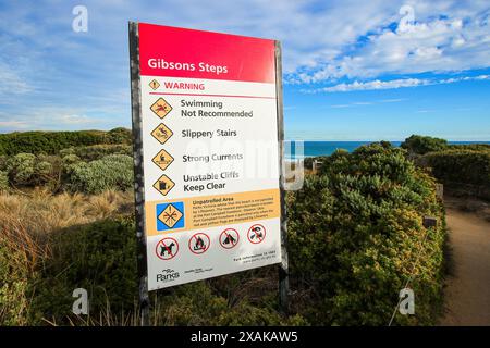 Warnschild auf dem Weg zu den Gibson Steps im Twelve Apostles Marine National Park entlang der Great Ocean Road in Victoria, Australien Stockfoto