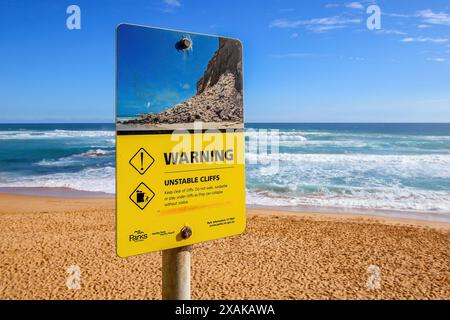 Warnschild „instabile Klippen“ am Gibson Beach im Twelve Apostles Marine National Park entlang der Great Ocean Road in Victoria, Australien Stockfoto