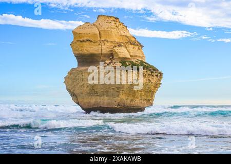 Kalksteinstapel vor der Küste am Gibson Beach im Twelve Apostles Marine National Park entlang der Great Ocean Road in Victoria, Australien Stockfoto