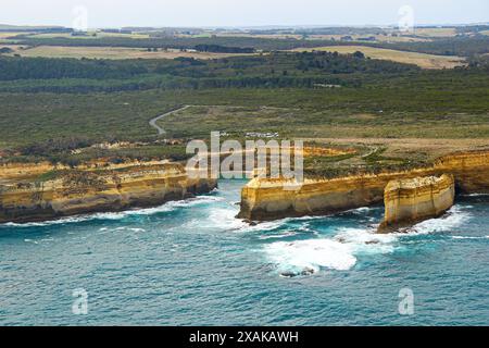 Luftaufnahme der Loch Ard Gorge im Twelve Apostles Marine National Park entlang der Great Ocean Road in Victoria, Australien Stockfoto