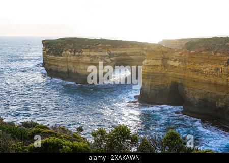 Vor der Küste des natürlichen Bogens von Hammelfleisch Bird Island aus gesehen von der Loch Ard Gorge im Twelve Apostles Marine National Park entlang der Great Ocean Road in Vic Stockfoto