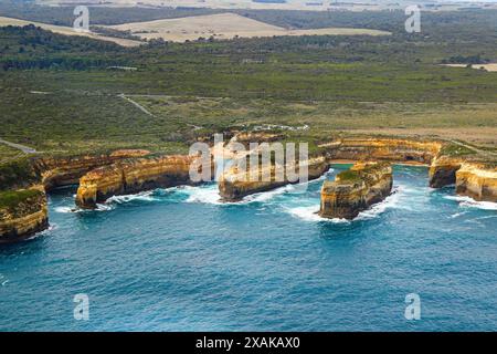 Luftaufnahme der Loch Ard Gorge im Twelve Apostles Marine National Park entlang der Great Ocean Road in Victoria, Australien Stockfoto