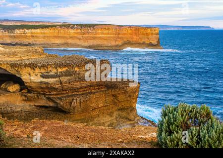 Sea Cliff of Island Arch von der Loch Ard Gorge im Twelve Apostles Marine National Park entlang der Great Ocean Road in Victoria, Australien Stockfoto