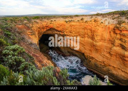 Thunder Cave in einer überfluteten Schlucht an der Küste der Tasmanischen See im Twelve Apostles Marine National Park entlang der Great Ocean Road in Victoria, aus Stockfoto