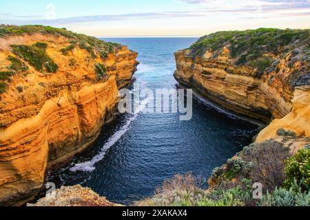 Überflutete Schlucht der Thunder Cave an der Küste der Tasmanischen See im Twelve Apostles Marine National Park entlang der Great Ocean Road in Victoria, Austr Stockfoto